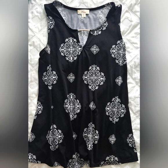 πWomens Black Sleeveless Top With White Ornate Design Pattern π - Picture 1 of 3